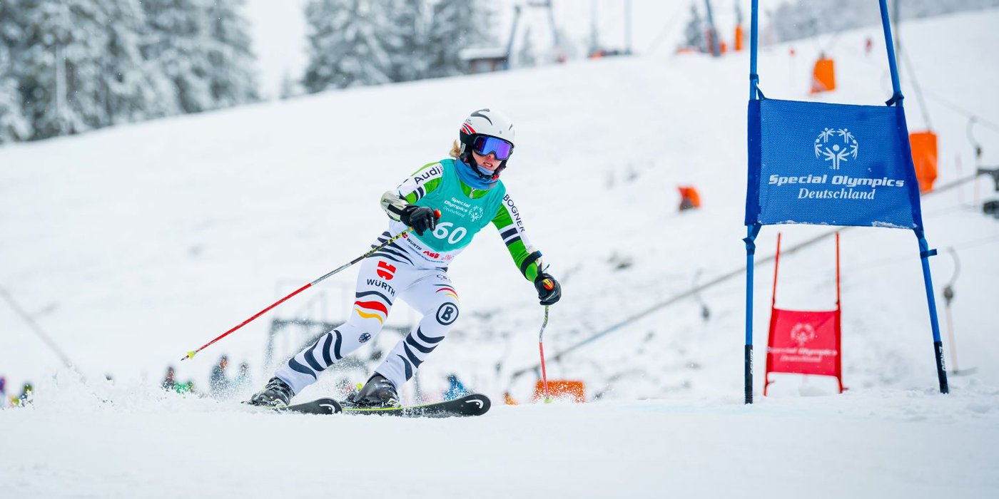 Ski Alpin Athletin beim Abfahrtslauf bei den vergangenen Winterspielen