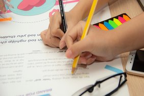 Kinder malen ein Plakat für die Special Olympics Nationalen Spiele Thüringen 2024